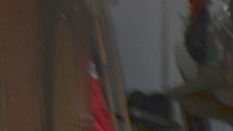 (Izq. a der.) Los cubanos René Herrera y Francisco Bijira sentados en una banca en las afueras del mercado frutería  Pinareños.