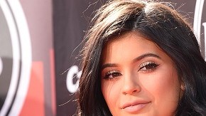 A días de cumplir la mayoría de edad, Kylie Jenner adoptó un conejo que llamó como su papá.