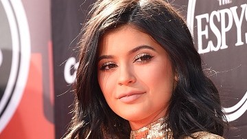 A días de cumplir la mayoría de edad, Kylie Jenner adoptó un conejo que llamó como su papá.