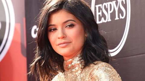 A días de cumplir la mayoría de edad, Kylie Jenner adoptó un conejo que llamó como su papá.