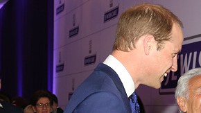 En la der., el cantante Lionel Richie charla con el Príncipe William, en la izq, en un evento. ¿Le habrá pedido un autógrafo o una selfie?.