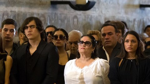 Así de unidos lucían Julián, en la izq; Federico, en el centro; y José Manuel Figueroa en el funeral de Joan Sebastian.