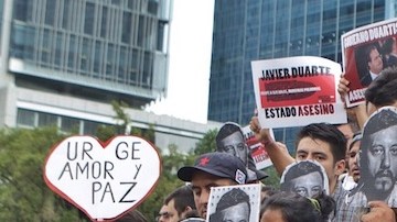 Un grupo de fotógrafos decidió que todo el material tomado en la marcha por el asesinato de su colegas y cuatro mujeres sea firmado al fallecido.