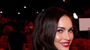 Brian acarició en varias ocasiones el vientre de su esposa.