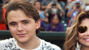 Los hijos de Michael Jackson, Prince, Paris y Prince Michael, posan con su tía La Toya en un evento público hace un par de años.