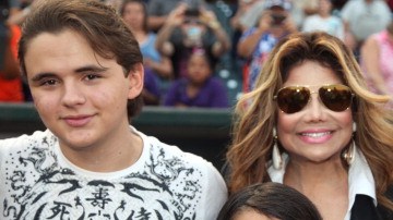 Los hijos de Michael Jackson, Prince, Paris y Prince Michael, posan con su tía La Toya en un evento público hace un par de años.