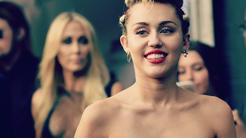 Miley Cyrus gusta de usar ropa sexy y hasta inusual en público, sin importar lo que otros piensen de ella.