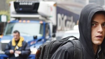 Rami Malek es Elliot Alderson, quien es recluido por el personaje de Christian Slater para luchar contra el mal, en "Mr. Robot".