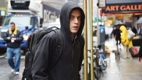 Rami Malek es Elliot Alderson, quien es recluido por el personaje de Christian Slater para luchar contra el mal, en "Mr. Robot".