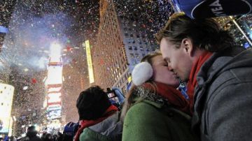 En Times Square, Nueva York, esta pareja selló su amor. (EFE / Peter Foley)