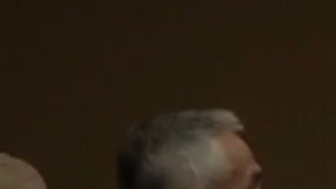 Momento en el que Ramos es expulsado de la sala.