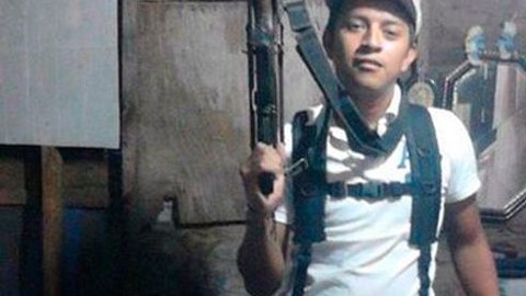 Los menores posan cargando armamento pesado, como fusiles y cuchillos.