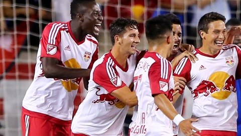 Jugadores de Red Bulls celebran una anotación.