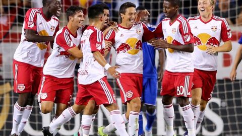 Jugadores de Red Bulls celebran una anotación.