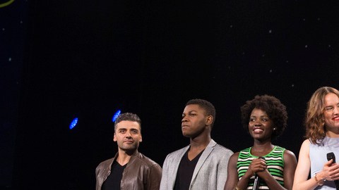 De izq. a der., las estrellas de 'Star Wars: Episode VII. The Force Awakens': Öscar Isaac, John Boyega, Lupita Nyong'o, Daisy Ridley, el director J.J. Abrams y Harrison Ford.