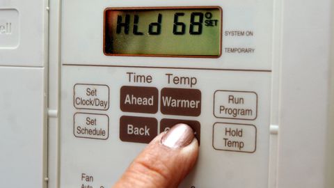 Mantén la temperatura del acondicionador de aire en 68 grados. (Archivo / La Opinión)