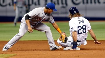 La bola llega tarde y Rubén Tejada no puede evitar que John Jaso robe la segunda base frente a los Mets / Getty Images
