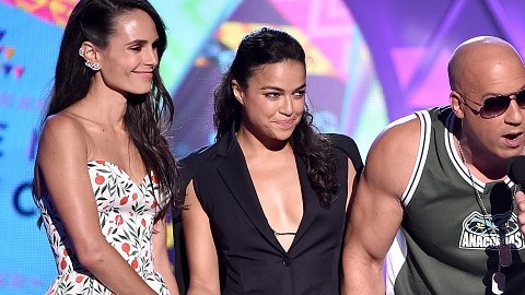 De izq. a der., los actores Jordana Brewster, Michelle Rodriguez y Vin Diesel recogen el premio que este último dedicó a su fallecido colega y compañero de película Paul Walker.