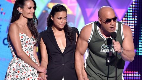 De izq. a der., los actores Jordana Brewster, Michelle Rodriguez y Vin Diesel recogen el premio que este último dedicó a su fallecido colega y compañero de película Paul Walker.