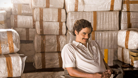 En una escena que dice más que mil palabras está Wagner Moura en su personaje como Pablo Escobar Gaviria.