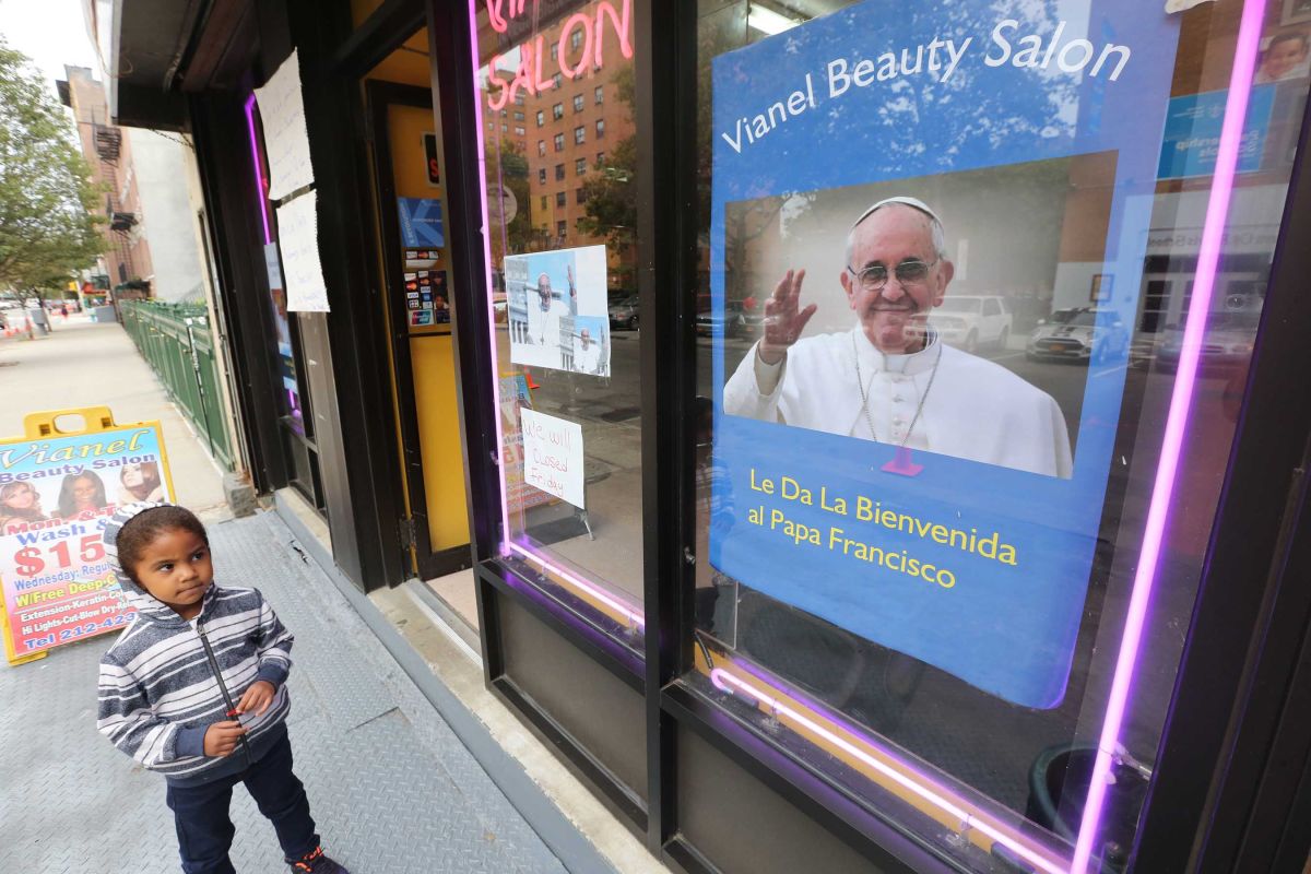El Barrio ya se ha llenado de fotos y carteles con motivo de la visita del Papa el viernes. 