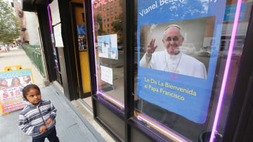 El Barrio ya se ha llenado de fotos y carteles con motivo de la visita del Papa el viernes.