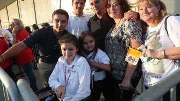 Julia Bruzzese y su familia, incluyendo su madre argentina Josefina, estuvieron entre los que recibieron al Papa Francisco en el aeropuerto.