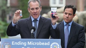 El Fiscal General Eric Schneiderman y el concejal Dan Garodnick anuncian una propuesta de ley para prohibir el uso de micropartículas en productos de higiene.