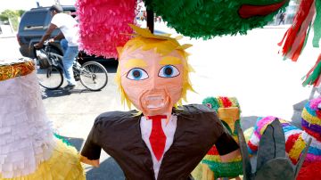 Las piñatas de Trump son populares en el centro de Los Ángeles.