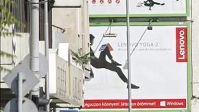 Una larga columna formada por centenares de refugiados, posiblemente más de mil, ha salido andando de Budapest en dirección a la frontera de Austria, situada a más de 200 kilómetros de distancia.