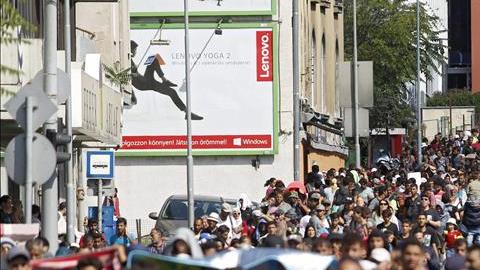 Una larga columna formada por centenares de refugiados, posiblemente más de mil, ha salido andando de Budapest en dirección a la frontera de Austria, situada a más de 200 kilómetros de distancia.