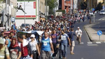Una larga columna formada por centenares de refugiados, posiblemente más de mil, ha salido andando de Budapest en dirección a la frontera de Austria, situada a más de 200 kilómetros de distancia.