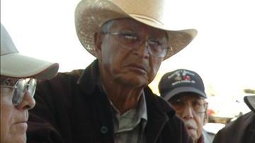Ventura Gutiérrez Méndez (2d), coordinador binacional de la Alianza de ex Braceros Braceroproa, revisa el pasado fin de semana en Mexicali.