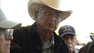 Ventura Gutiérrez Méndez (2d), coordinador binacional de la Alianza de ex Braceros Braceroproa, revisa el pasado fin de semana en Mexicali.