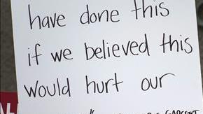 Trabajadores de restaurantes de comida rápida sostienen pancartas durante una protesta para aumentar los sueldos.