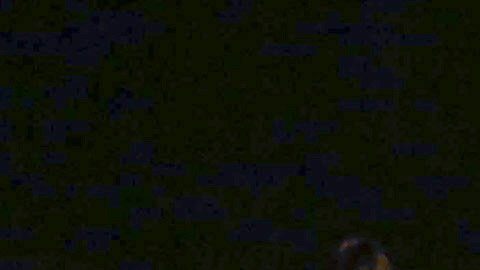 Varias personas se preparan para dormir a la intemperie en una zona alta  en la localidad costera de Arica, Chile, tras un nuevo sismo.