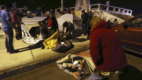 Varias personas se preparan para dormir a la intemperie en una zona alta en la localidad costera de Arica, Chile, tras un nuevo sismo.