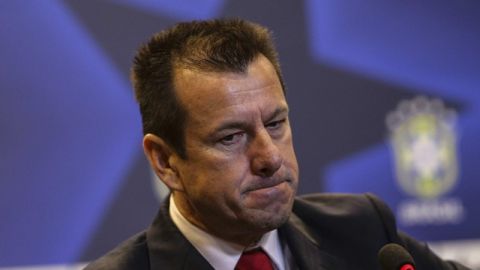 Dunga está enojado con sus jugadores por mezclar 'agua y aceite'.