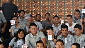 El senador Tim Kaine en la escuela técnica jesuita El Progreso, Honduras.
