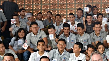 El senador Tim Kaine en la escuela técnica jesuita El Progreso, Honduras.