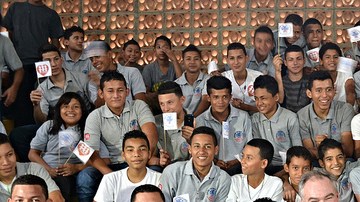 El senador Tim Kaine en la escuela técnica jesuita El Progreso, Honduras.