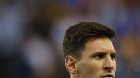 Lionel Messi vio venir a tres bolivianos que querían su camiseta.