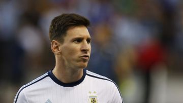 Lionel Messi vio venir a tres bolivianos que querían su camiseta.