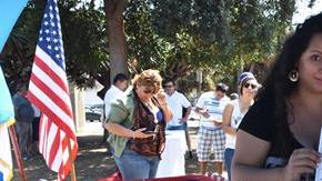 Maya Batres (i) muestra su papeleta electoral en las elecciones presidenciales simbólicas de la comunidad guatemalteca en Estados Unidos, en Los Ángeles, California