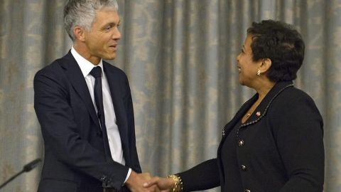 El fiscal general de la Confederación Helvética, Michael Lauber saluda a su homóloga estadounidense, Loretta Lynch.