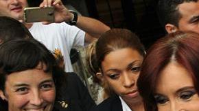 La presidenta de Argentina saluda al salir del hotel donde se hospeda el sábado 19 de septiembre de 2015, en La Habana, Cuba.