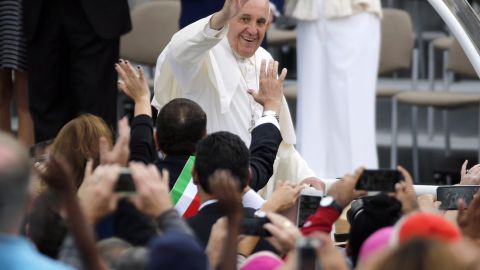 El Papa saluda a los asistentes al acto en el Independence Mall de Filadelfia.