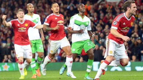 Juan Mata celebra su gol ante el Wolfsburg.