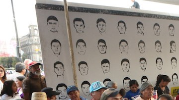 Los padres de los 43 iniciaron la tarde de este miércoles en el Zócalo capitalino un ayuno de 43 horas.