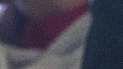 Un hombre deposita su voto en un colegio electoral de Vic, Barcelona